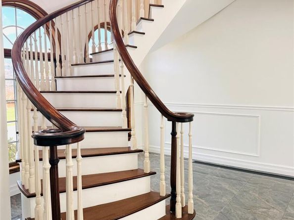 65 Mellow Ln, Jericho NY 11753