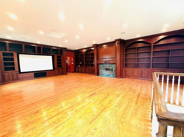 65 Mellow Ln, Jericho NY 11753