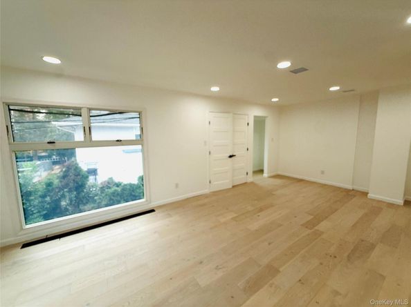 65 Mellow Ln, Jericho NY 11753