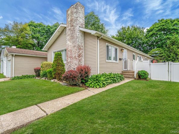 5 Willets Drive, Syosset NY 11791