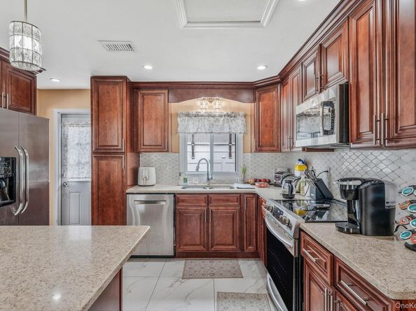 5 Willets Drive, Syosset NY 11791