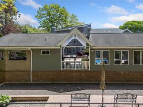 10 Crick Holly Lane, East Islip NY 11730