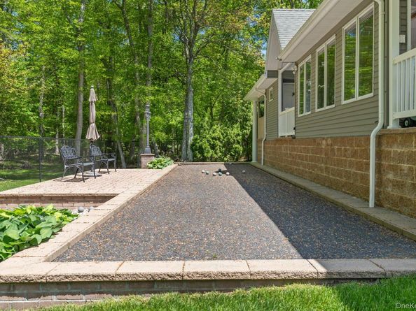 10 Crick Holly Lane, East Islip NY 11730