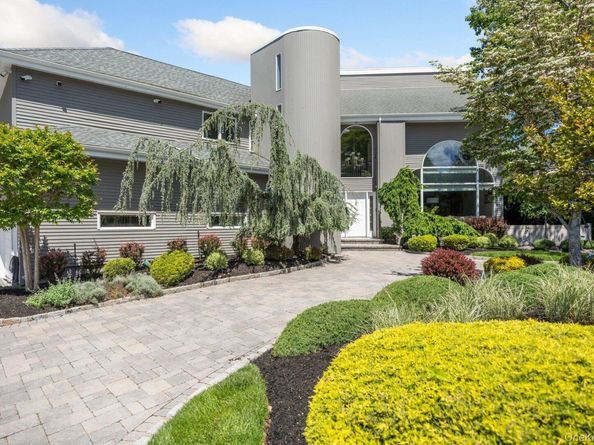 10 Crick Holly Lane, East Islip NY 11730