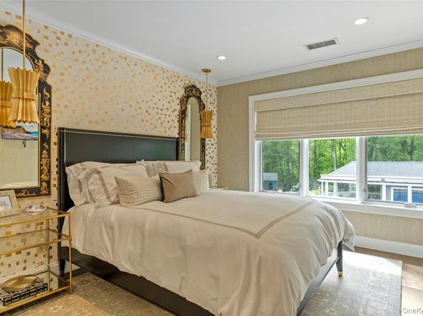 10 Crick Holly Lane, East Islip NY 11730