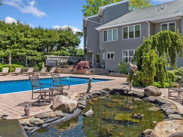 10 Crick Holly Lane, East Islip NY 11730