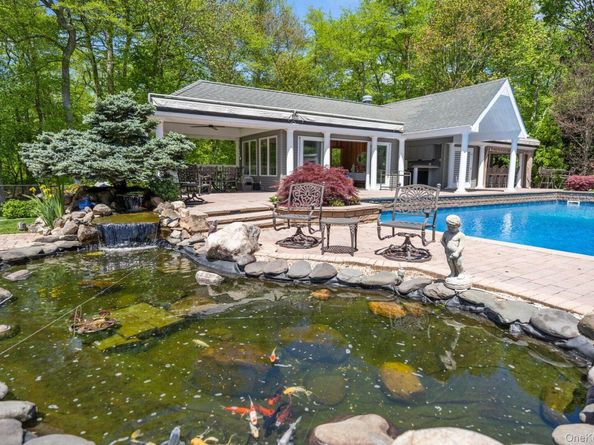 10 Crick Holly Lane, East Islip NY 11730