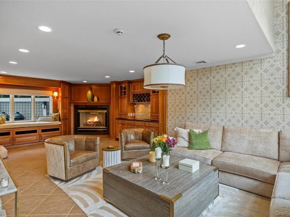 10 Crick Holly Lane, East Islip NY 11730