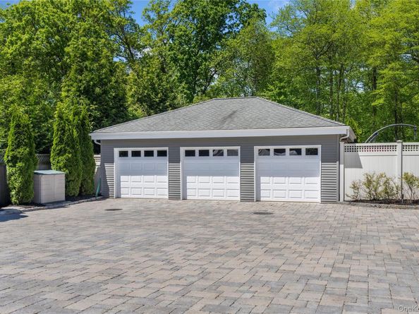 10 Crick Holly Lane, East Islip NY 11730