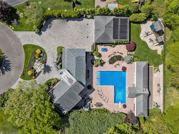 10 Crick Holly Lane, East Islip NY 11730