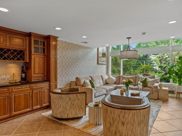 10 Crick Holly Lane, East Islip NY 11730