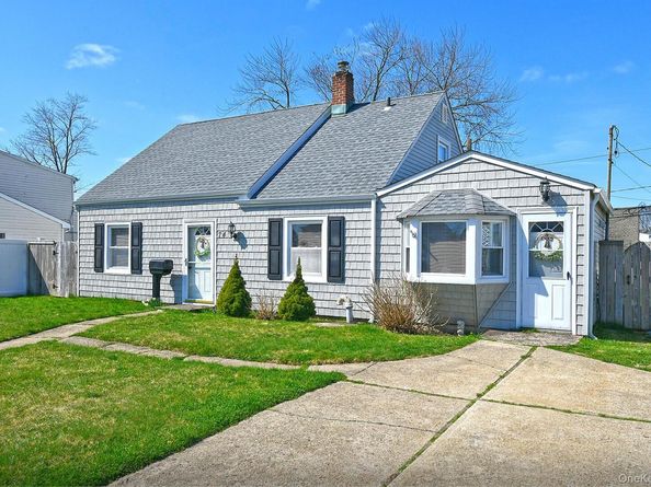 74 Rope Lane, Levittown NY 11756