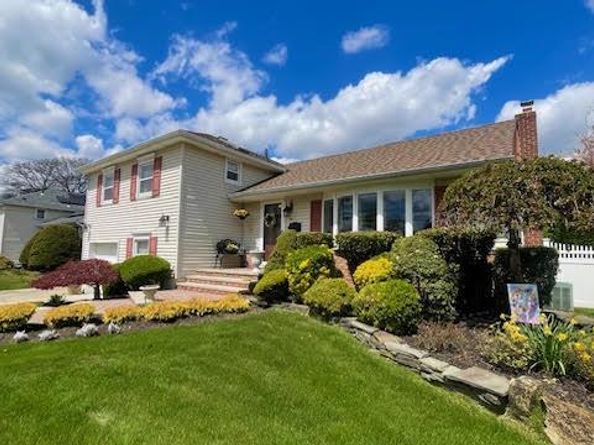 322 Grover Avenue N, Massapequa Park NY 11762