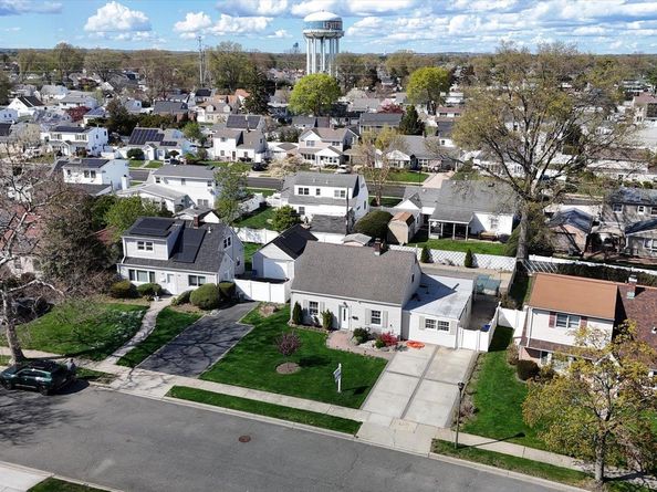 13 Peachtree Lane, Levittown NY 11756