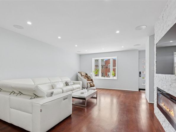 82-15 Penelope Avenue, Middle Village NY 11379