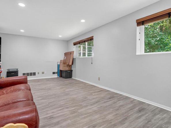 6 Leawood Drive, Briarcliff Manor NY 10562