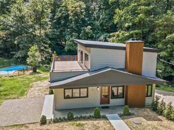 10 Wood Dale Avenue