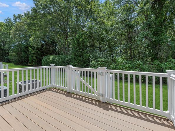 40 Mantack Path, Kings Park NY 11754