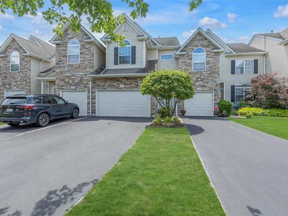 40 Mantack Path, Kings Park NY 11754
