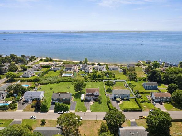 8 Sinnickson Road, Center Moriches NY 11934