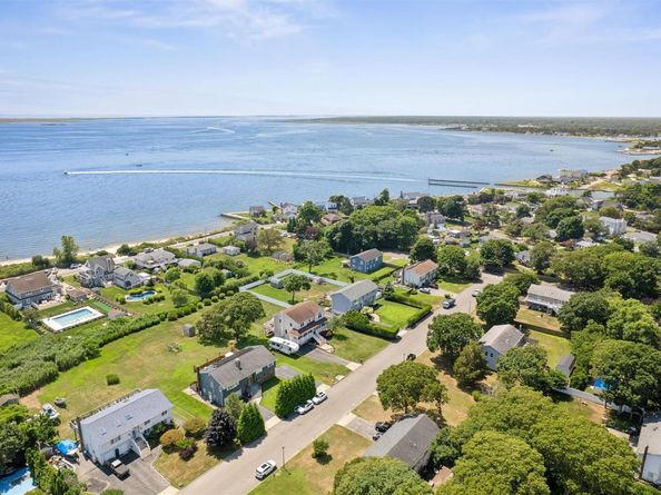 8 Sinnickson Road, Center Moriches NY 11934