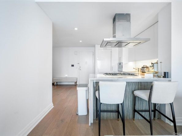 460 W 42nd Street 57G, New York (Manhattan) NY 10036