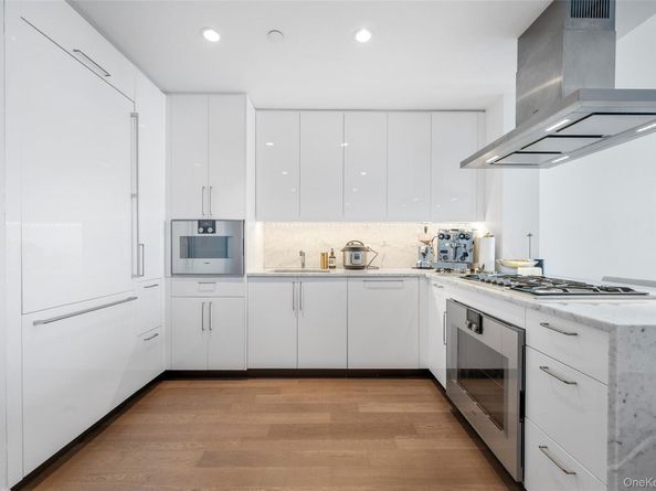 460 W 42nd Street 57G, New York (Manhattan) NY 10036