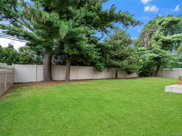 33 Shelter Hill Road, Plainview NY 11803