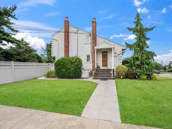 33 Shelter Hill Road, Plainview NY 11803