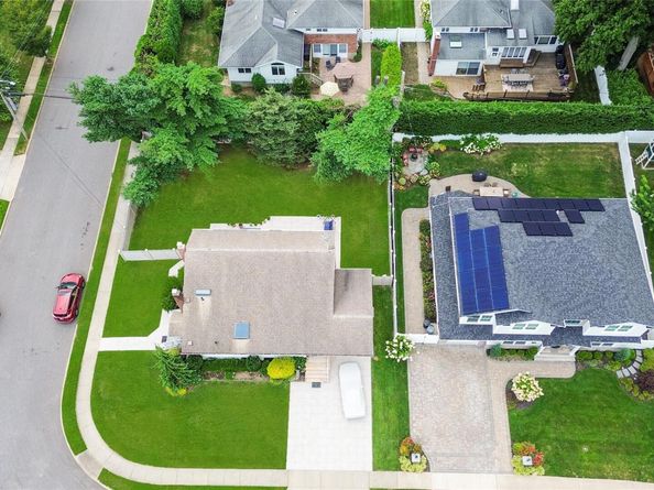 33 Shelter Hill Road, Plainview NY 11803