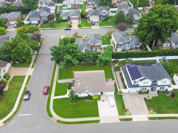 33 Shelter Hill Road, Plainview NY 11803