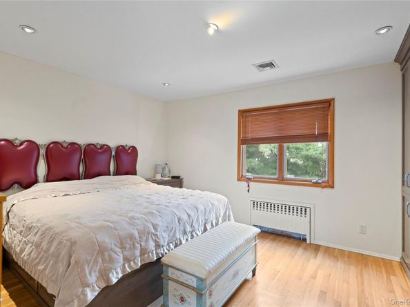 33 Shelter Hill Road, Plainview NY 11803