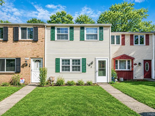 102 Hill Spur, Calverton NY 11933