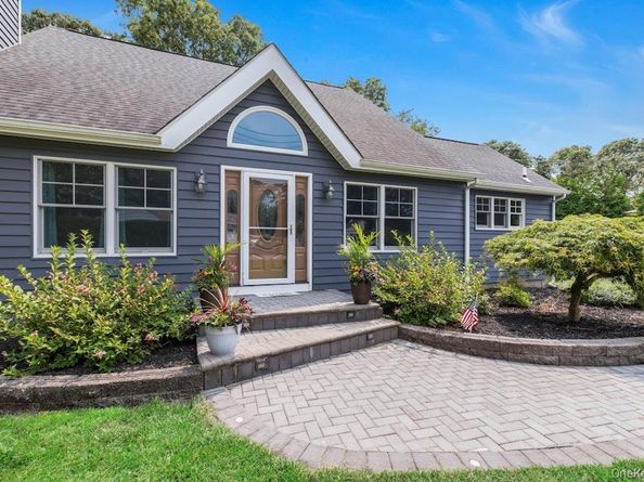 111 W Tiana Road, Hampton Bays NY 11946