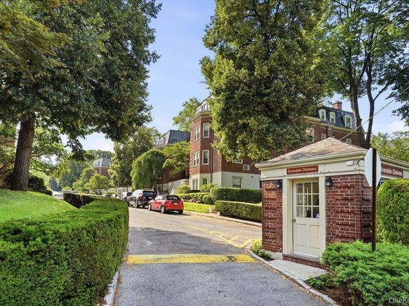 7 Chateaux Circle 7x, Scarsdale NY 10583