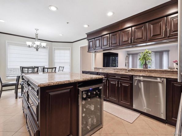 19 Sunset Road W, Albertson NY 11507