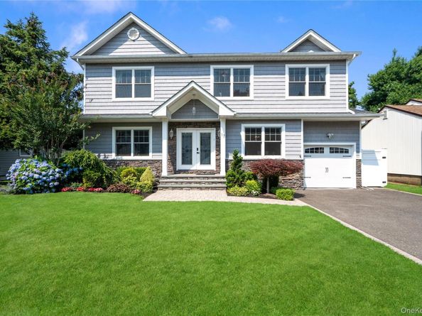 17 Woodwaye Road, Plainview NY 11803