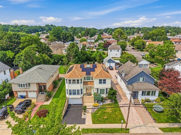91 Macgregor Avenue, Roslyn Heights NY 11577