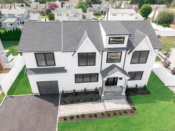 60 Westwood Road S, Massapequa Park NY 11762