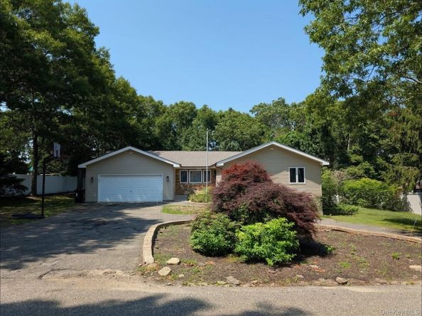 27 Hickory Avenue, Farmingville NY 11738