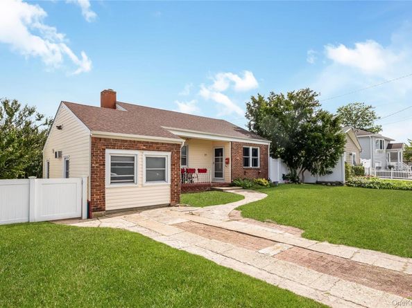 19 Rainbow Lane, Lindenhurst NY 11757