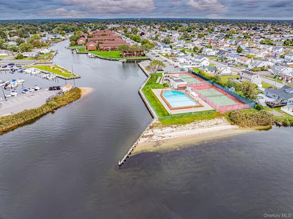 337 Mariners Way 337, Copiague NY 11726
