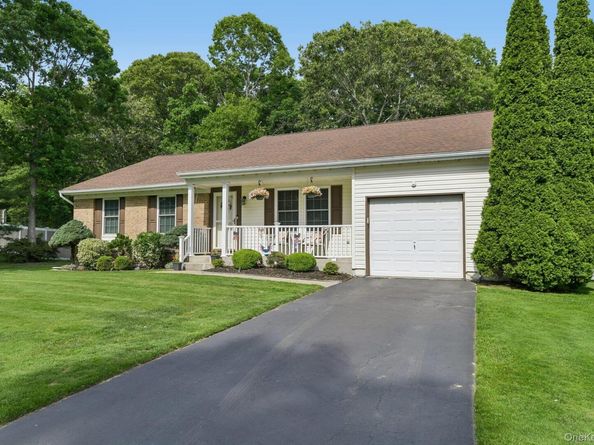 15 Chardonnay Drive, Coram NY 11727