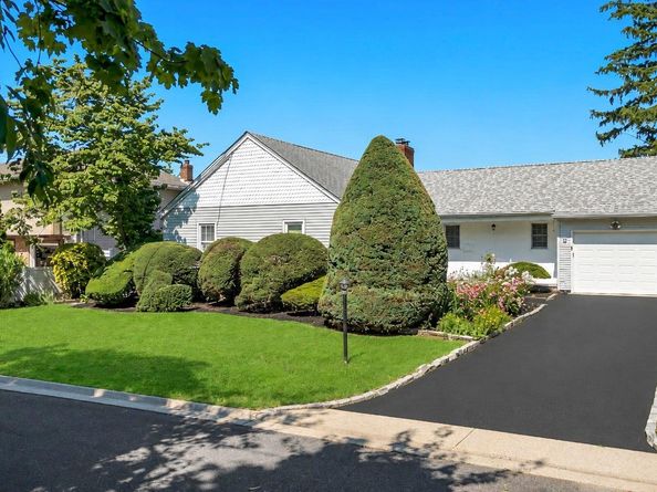 7 Albers Lane, Farmingdale NY 11735