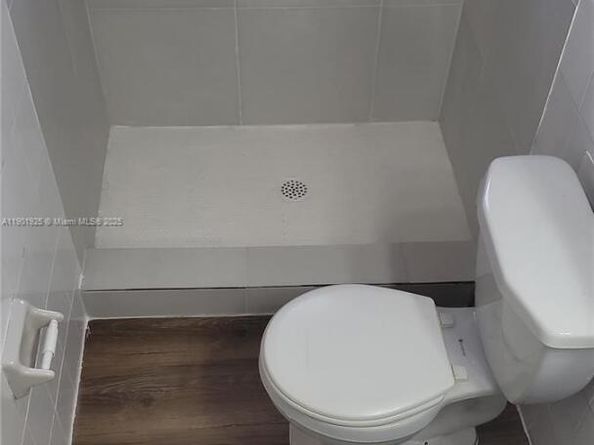 2951 NW 49th St, Miami FL 33142