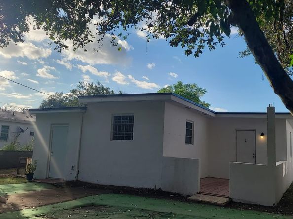 2951 NW 49th St, Miami FL 33142