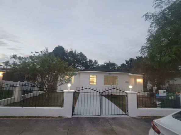 2951 NW 49th St, Miami FL 33142
