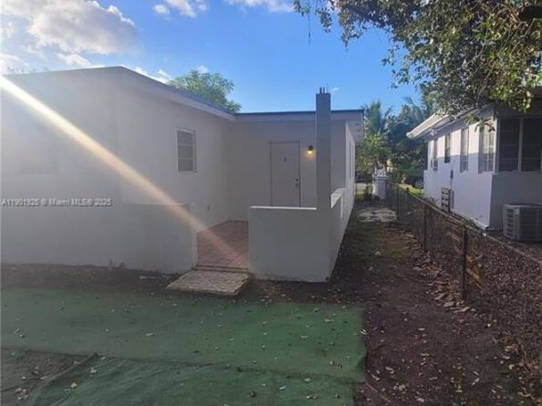 2951 NW 49th St, Miami FL 33142