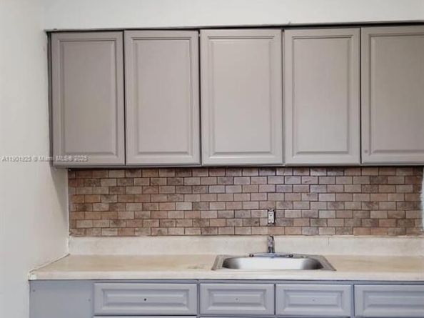 2951 NW 49th St, Miami FL 33142