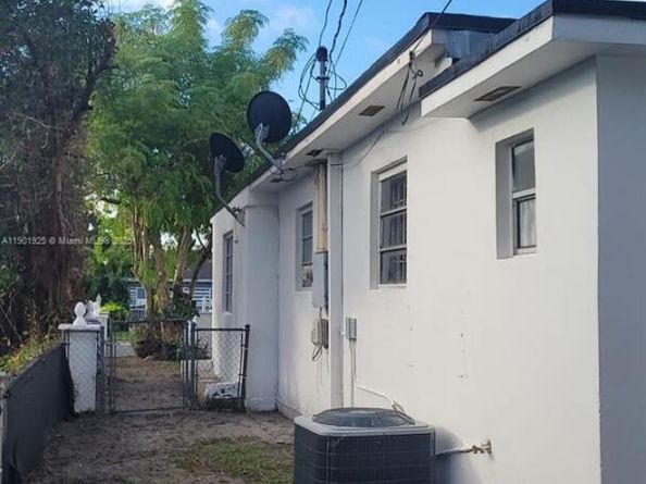 2951 NW 49th St, Miami FL 33142